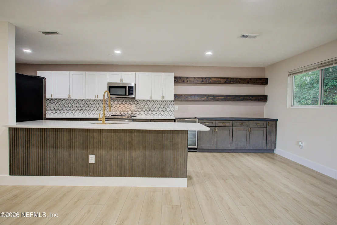 Photo of 1623 WEST Road