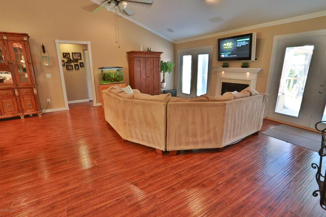 Photo of 4340 QUEENSWAY Drive