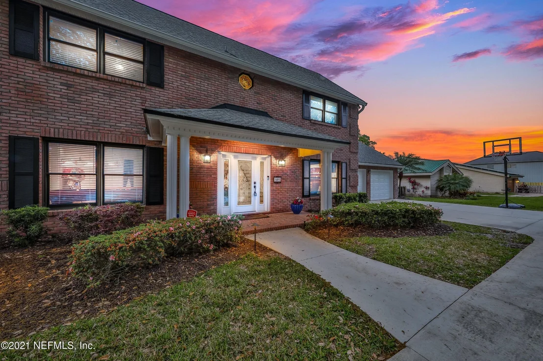 Photo of 405 OAK Drive S