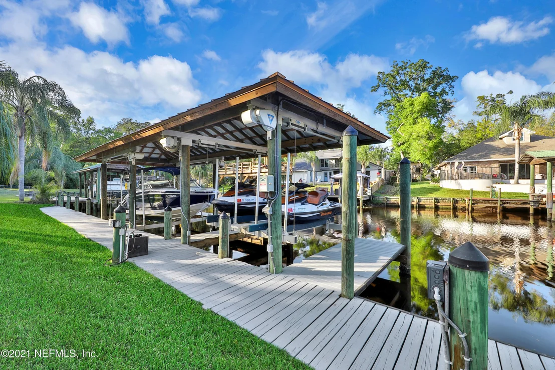 Photo of 405 OAK Drive S