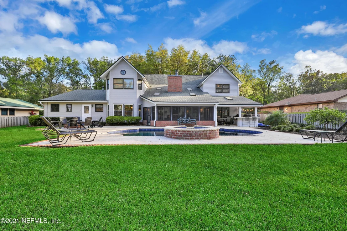Photo of 405 OAK Drive S