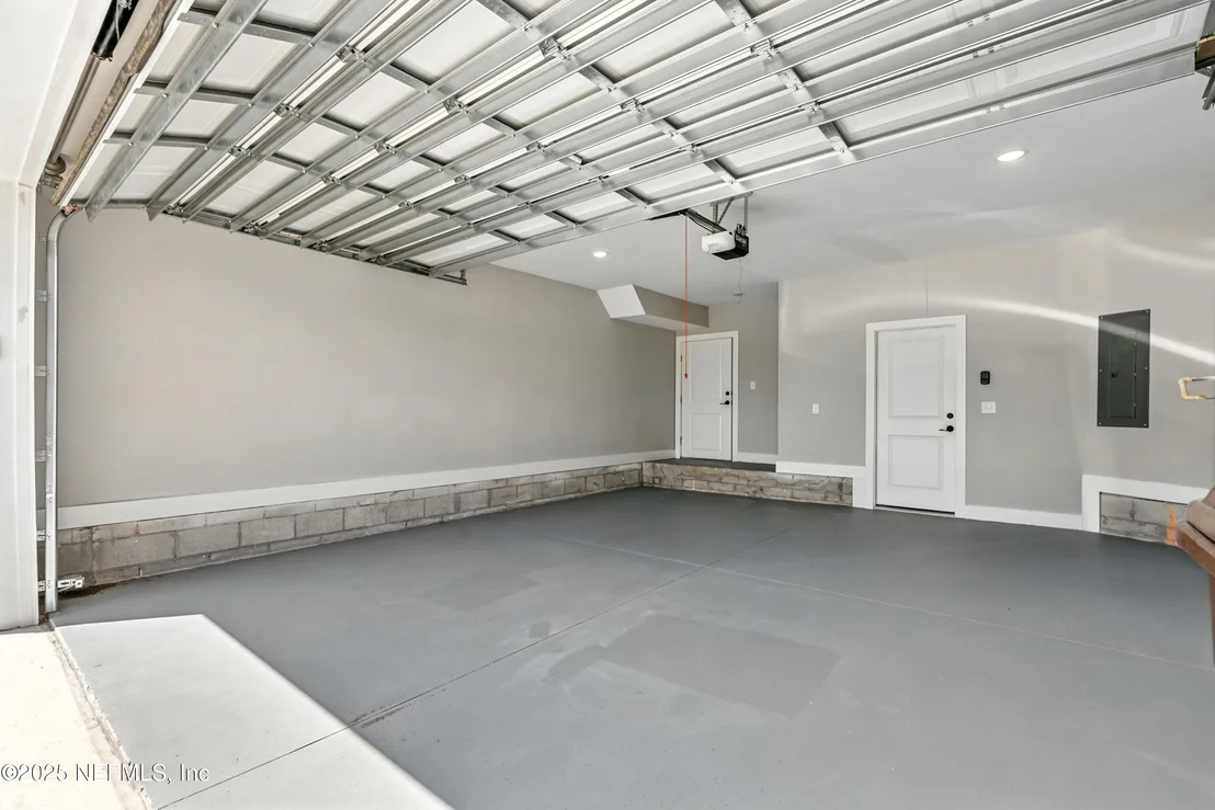 Photo of 15 COMARES Avenue