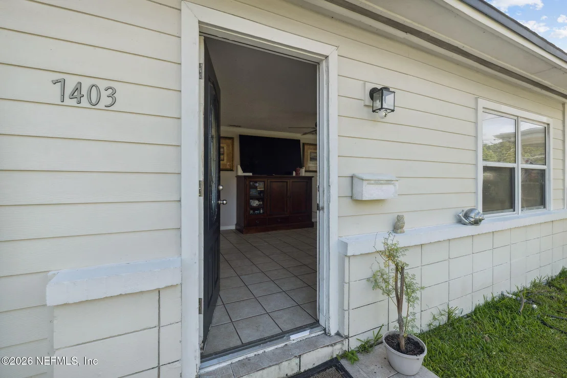 Photo of 7403 ROSLYN Road