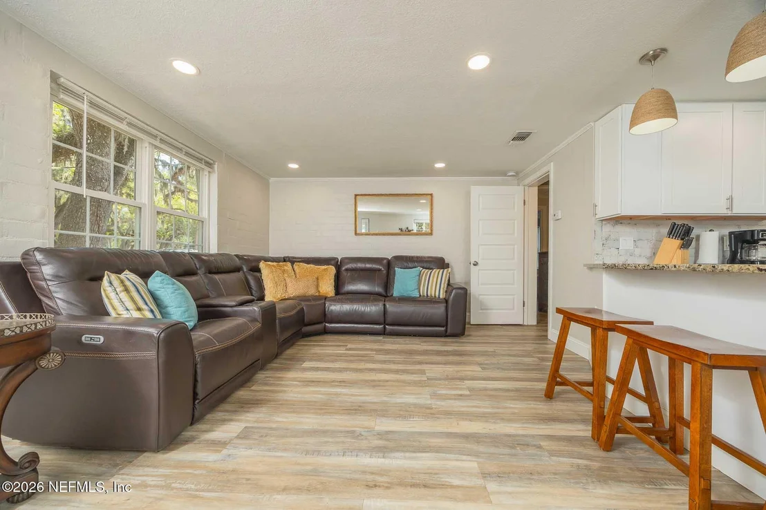 Photo of 6 DOUGLAS Avenue