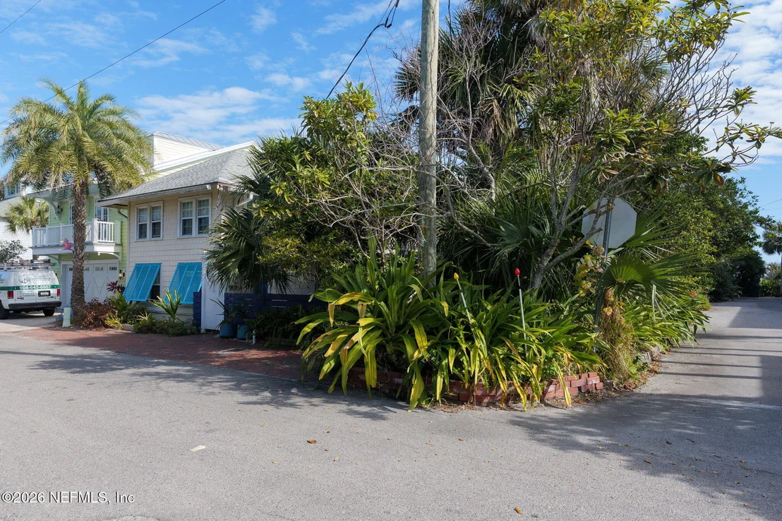 Photo of 211 BEACH Avenue