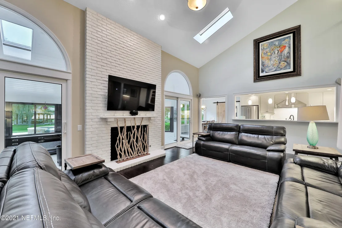 Photo of 405 OAK Drive S