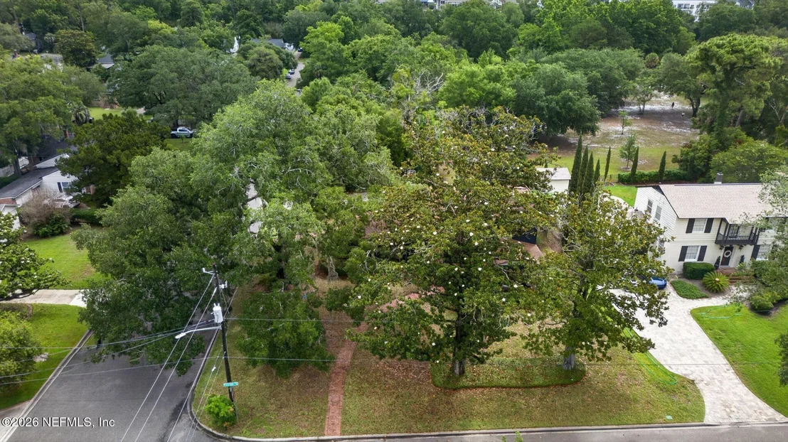 Photo of 2405 PINERIDGE Road