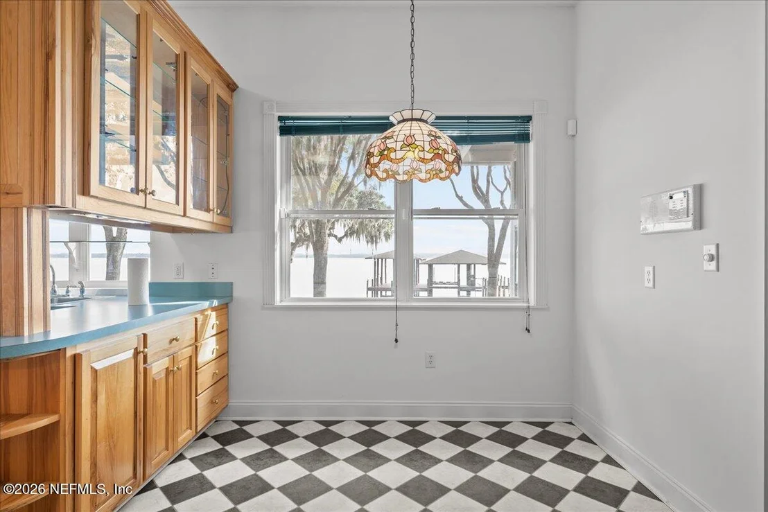Photo of 533 W RIVER Road