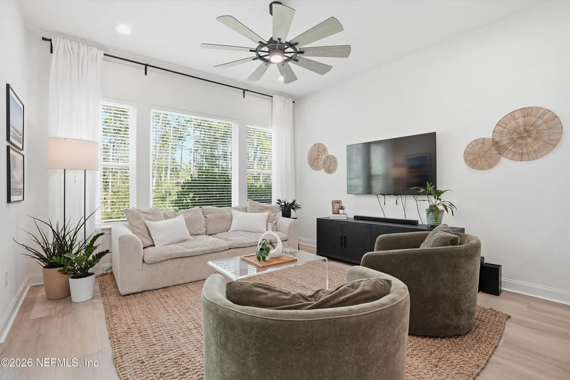 Photo of 658 PALM CREST Drive