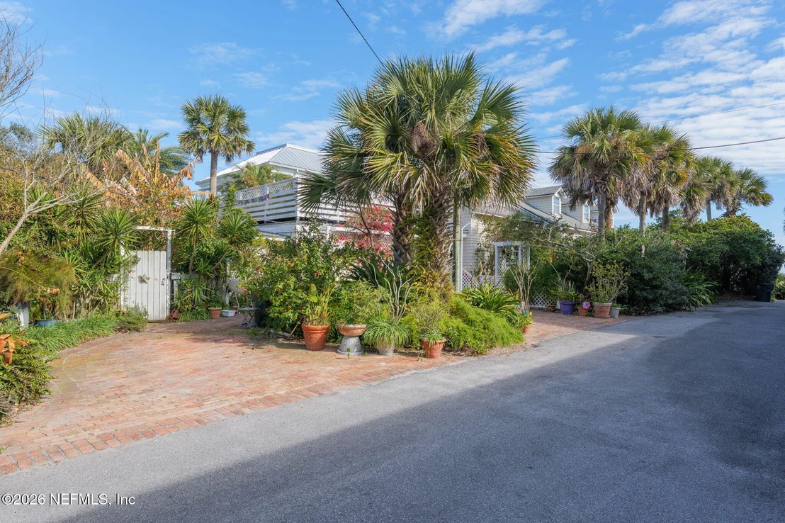 Photo of 211 BEACH Avenue
