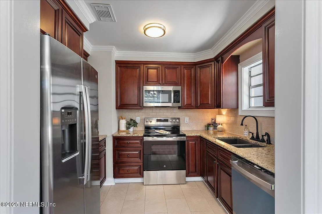 Photo of 1282 MACARTHUR Street