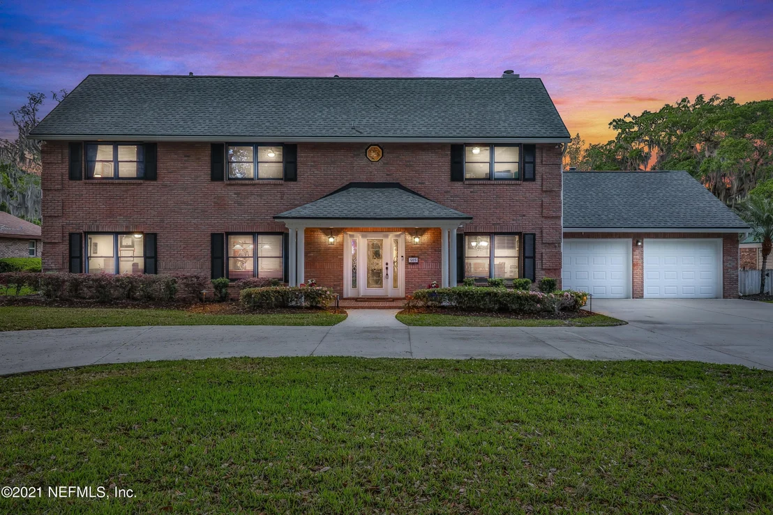 Photo of 405 OAK Drive S