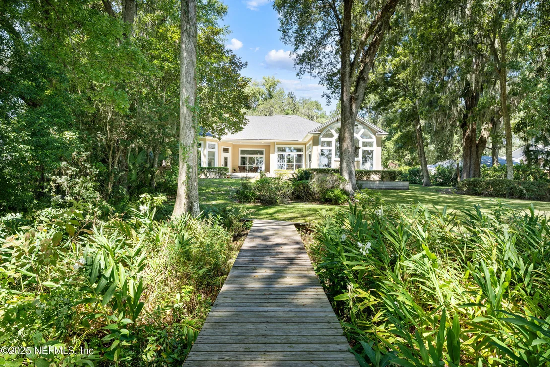 Photo of 686 FREDERIC Drive