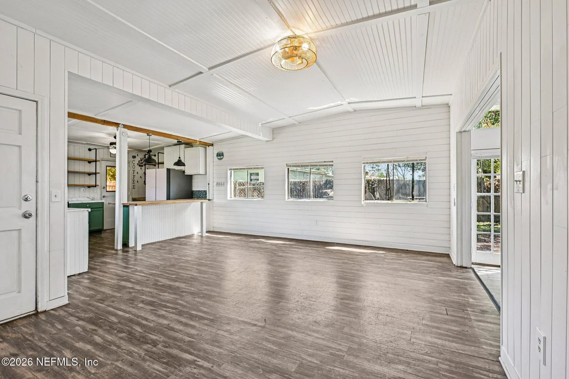 Photo of 1044 HALIFAX Road