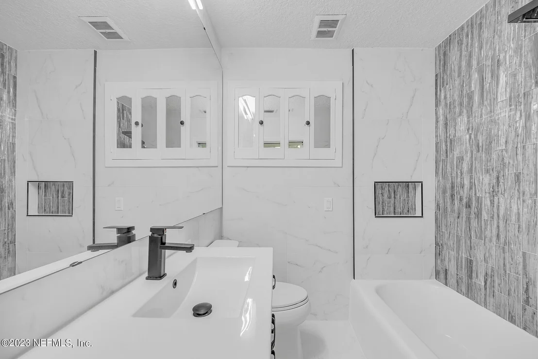 Photo of 2233 MAPLE LEAF Drive E