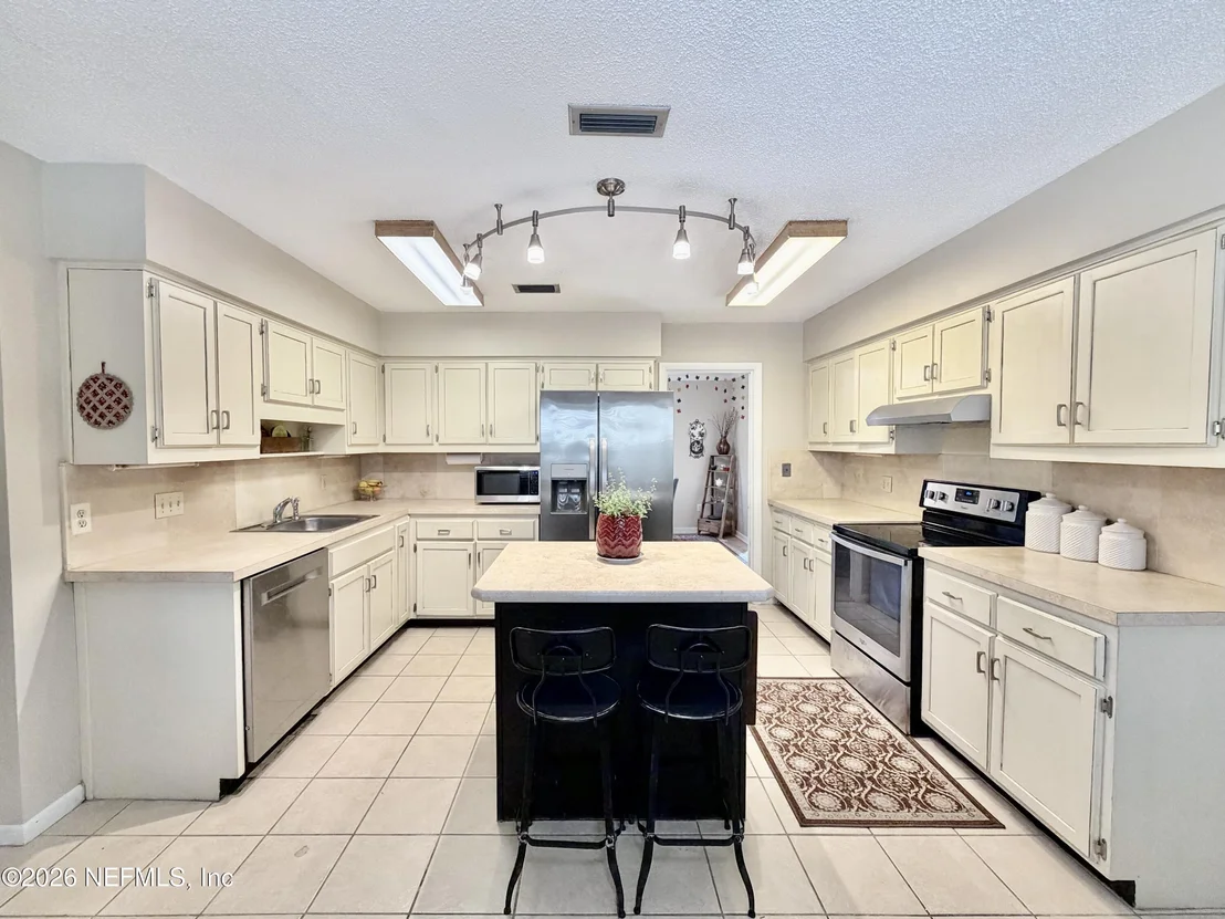 Photo of 2857 BEAUCLERC Road