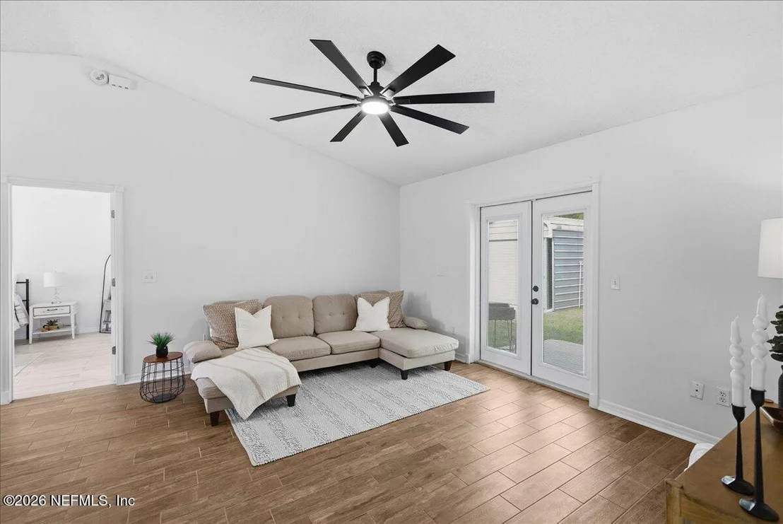Photo of 425 3RD Street W