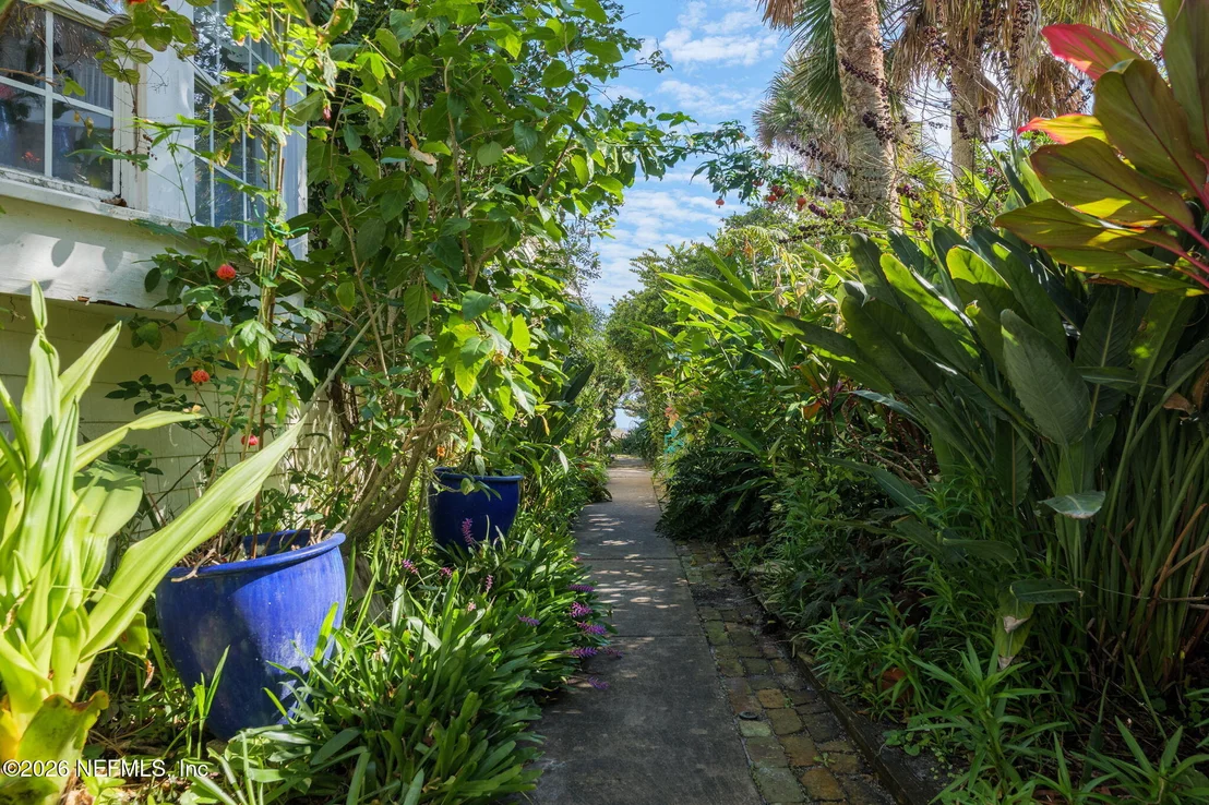 Photo of 211 BEACH Avenue