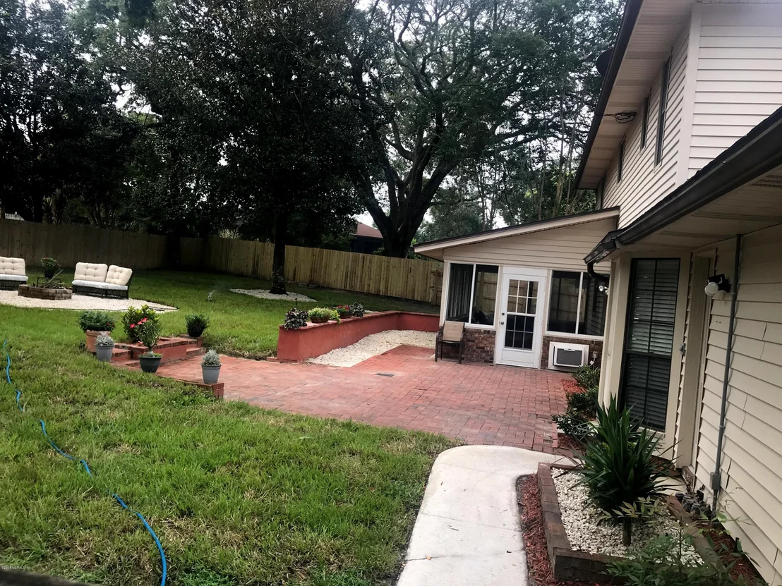 Photo of 901 MIDDLERIDGE Court
