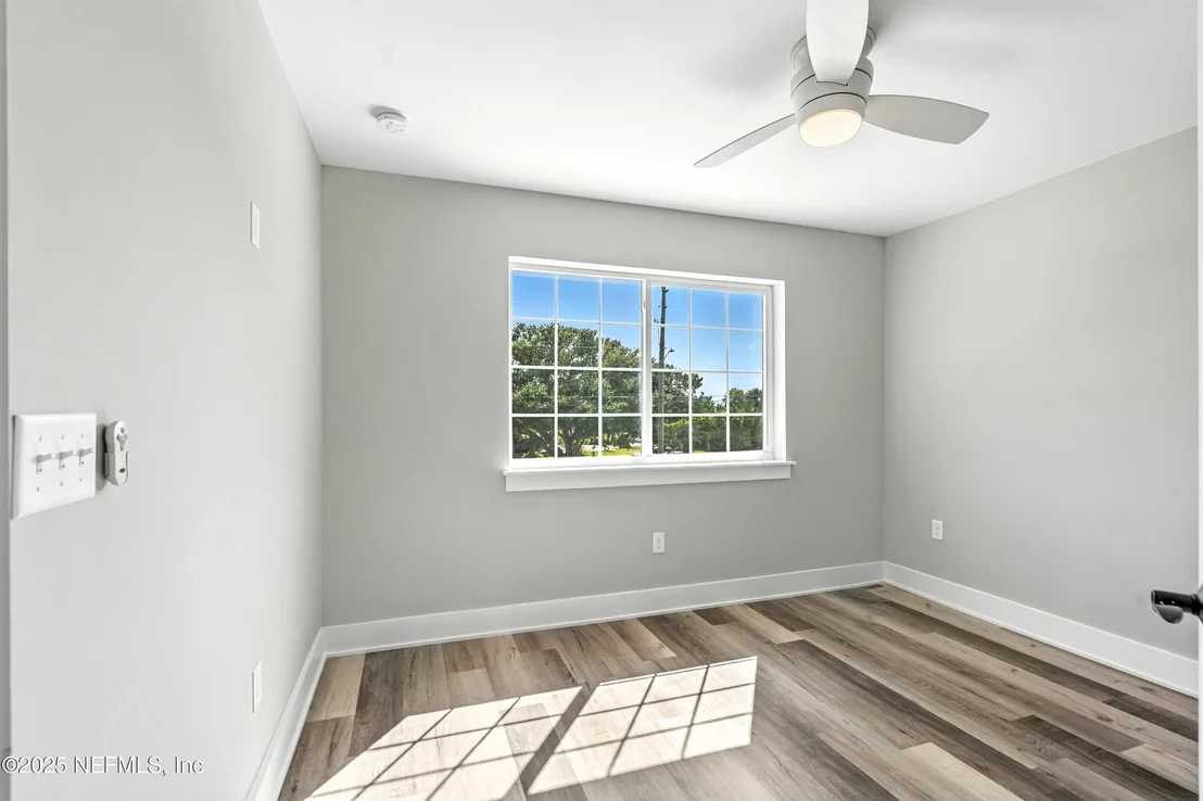 Photo of 15 COMARES Avenue