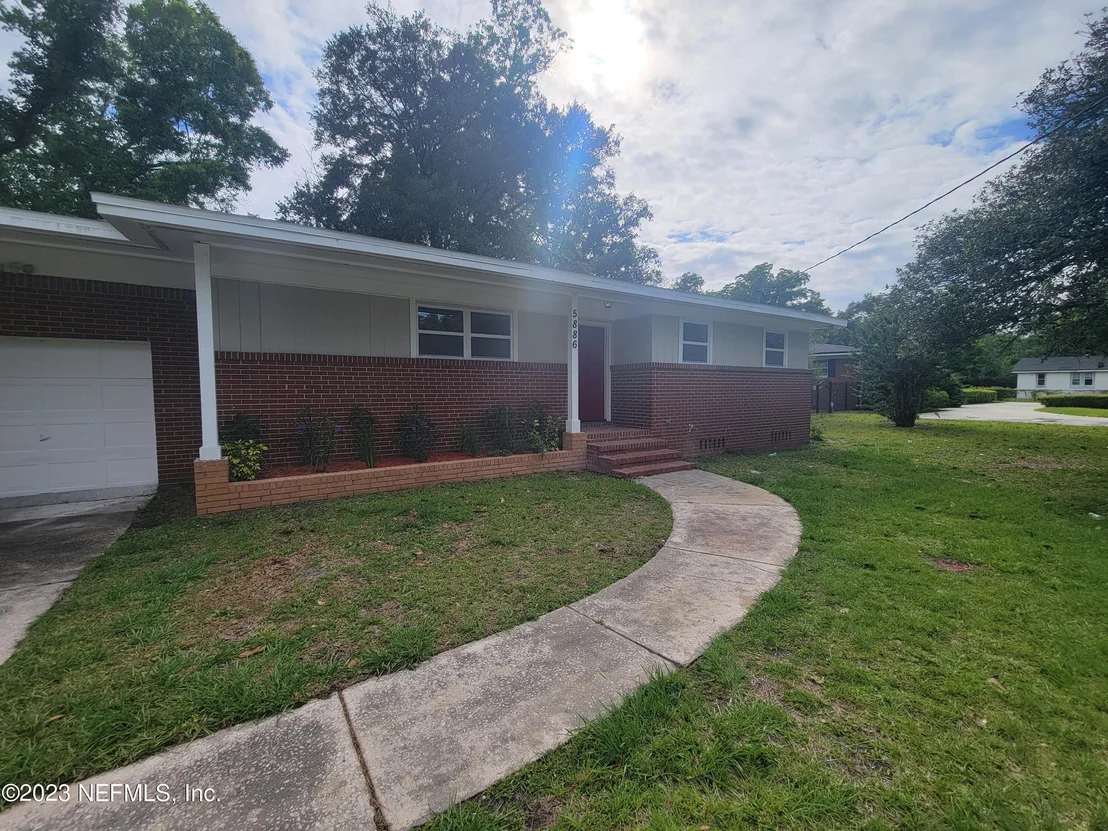 Photo of 5886 MONCRIEF Road