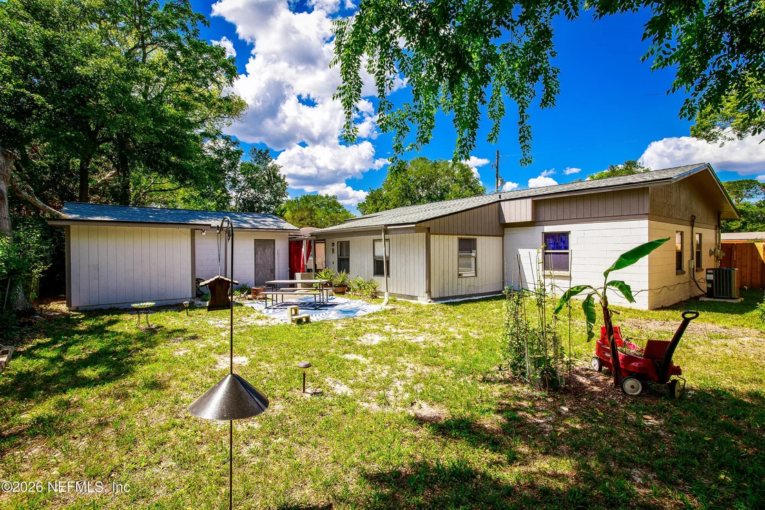 Photo of 5242 HELM Avenue