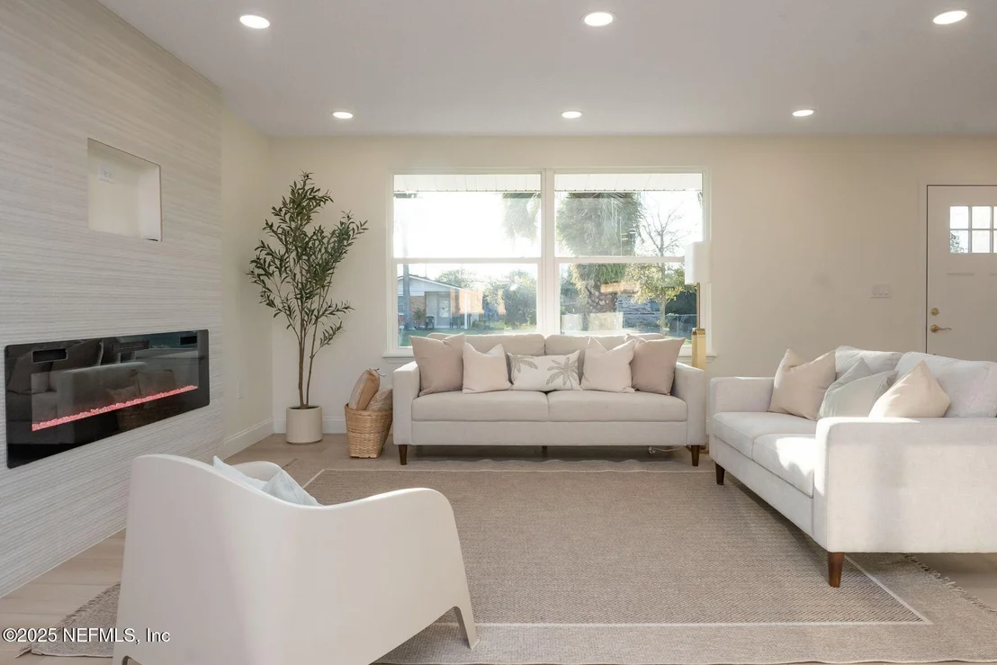 Photo of 423 ROYAL PALMS Drive