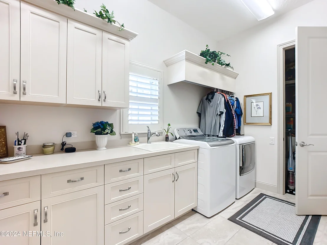 Photo of 2432 DEN Street