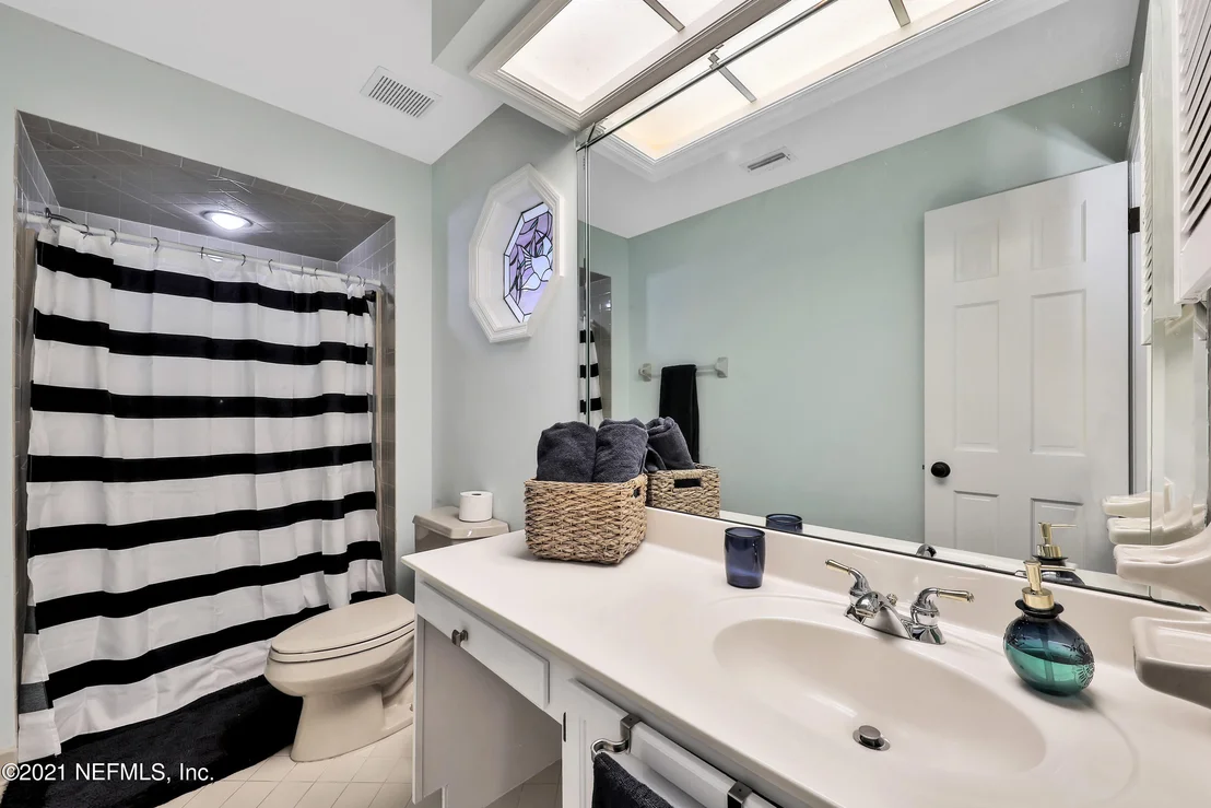 Photo of 405 OAK Drive S