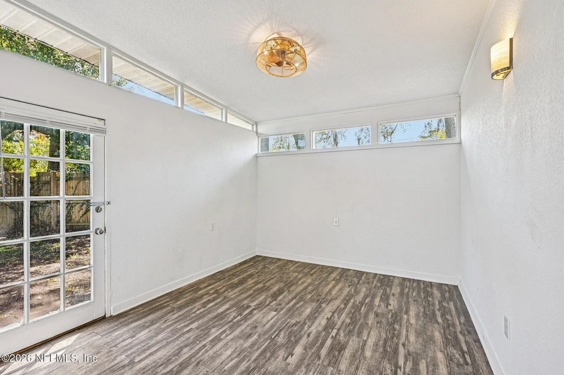 Photo of 1044 HALIFAX Road