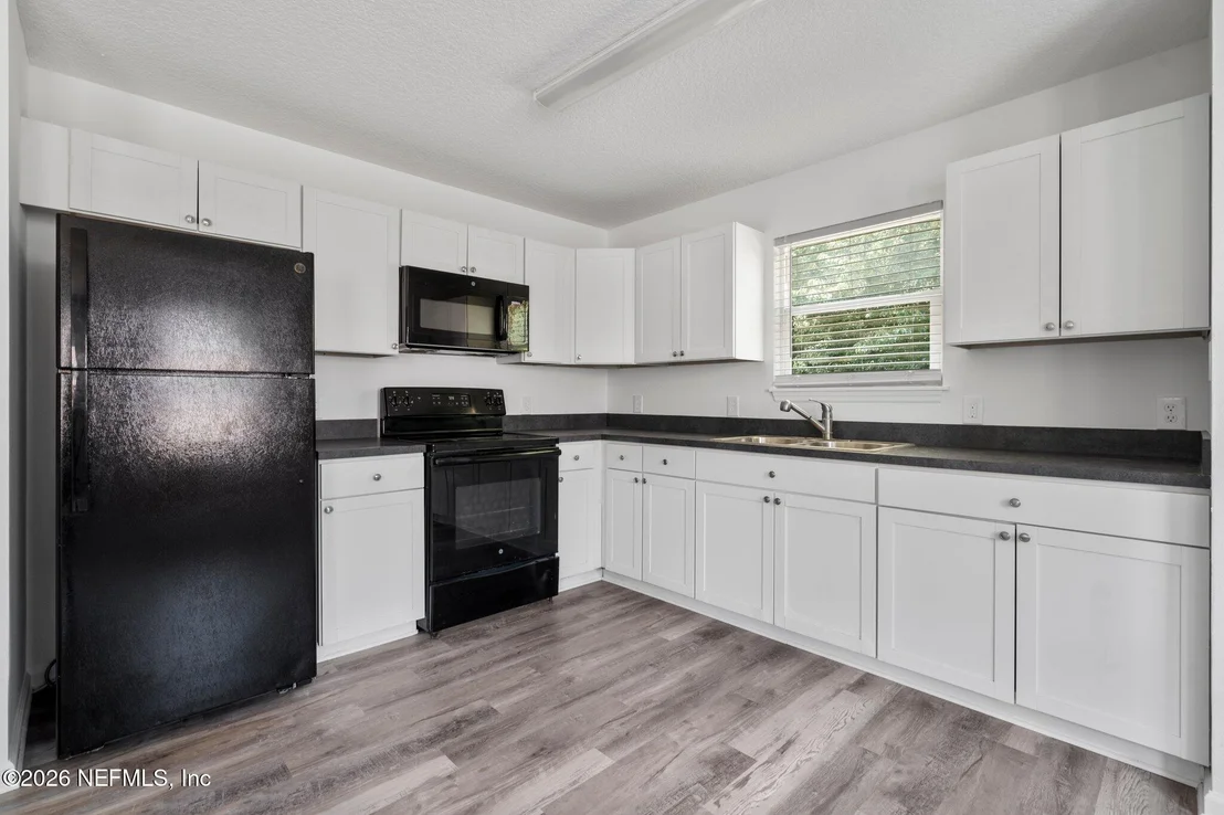 Photo of 860 W 6TH Street