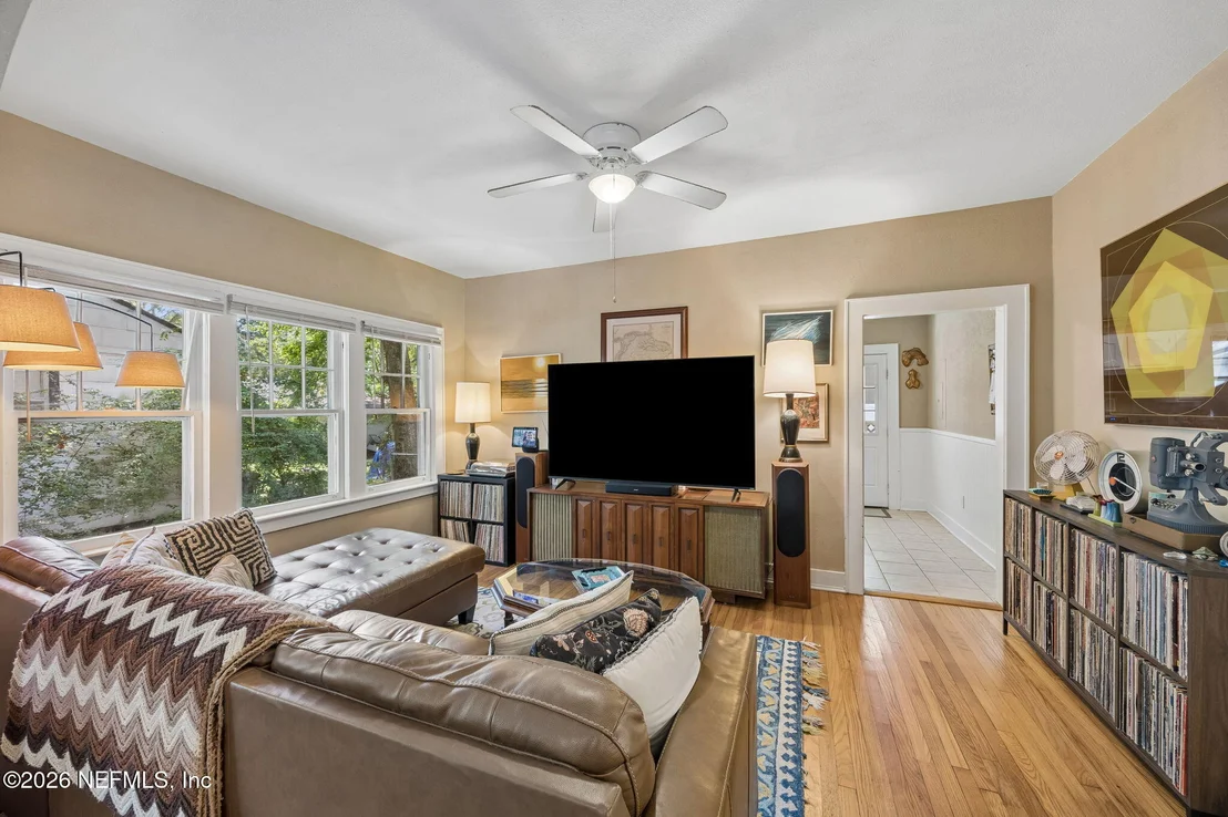 Photo of 4642 CRESCENT Street