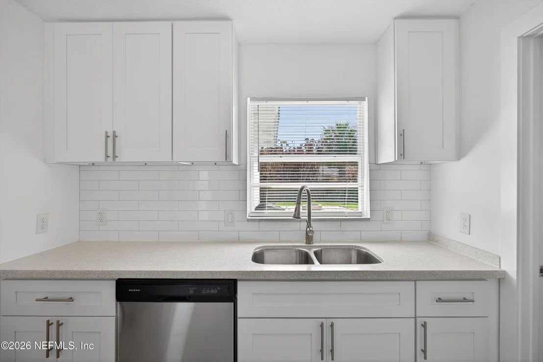 Photo of 217 CARVER Street W