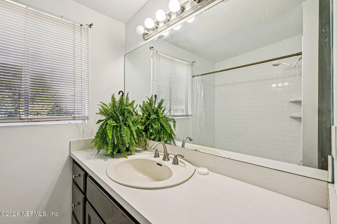 Photo of 1044 HALIFAX Road