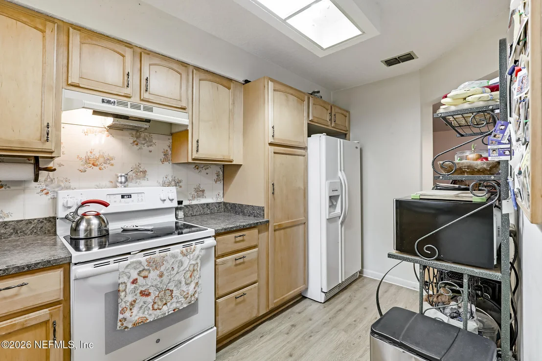Photo of 531 LORING Avenue