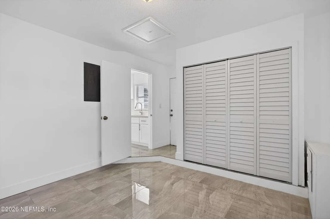 Photo of 217 CARVER Street W