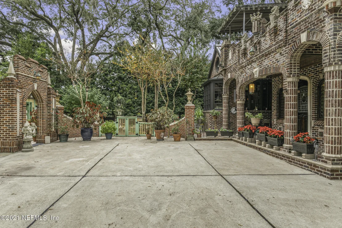 Photo of 927 ARBOR Lane