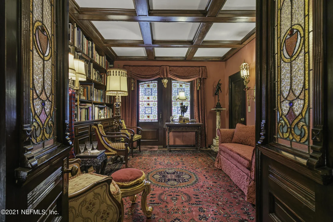 Photo of 927 ARBOR Lane
