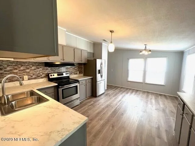 Photo of 105 KELVIN Avenue