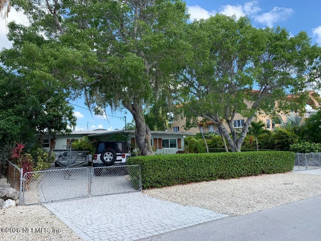 Photo of 1136 W SHORE Drive