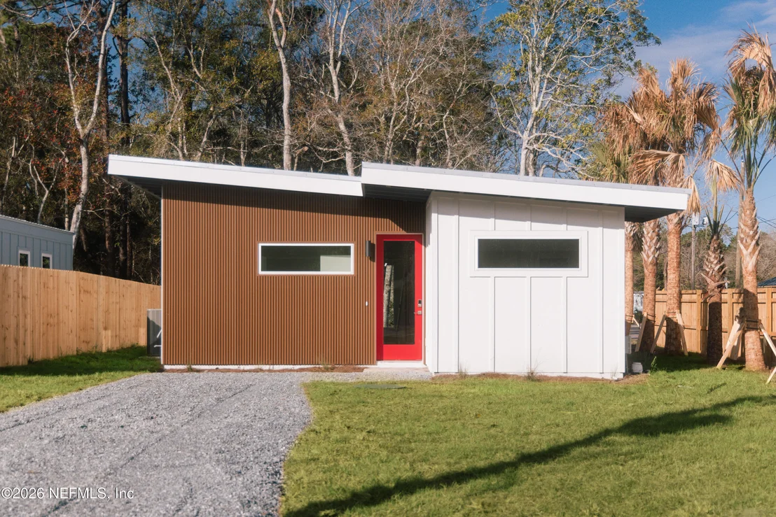 Photo of 572 WOODLAWN Road