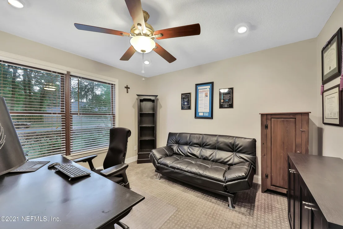Photo of 405 OAK Drive S