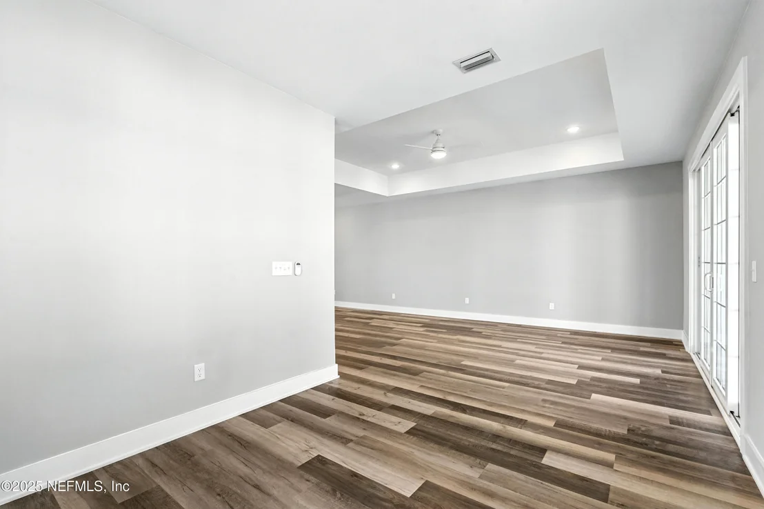 Photo of 15 COMARES Avenue