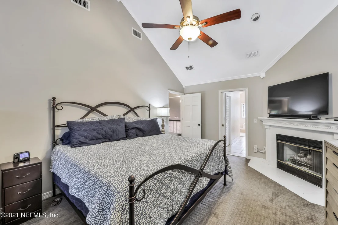 Photo of 405 OAK Drive S