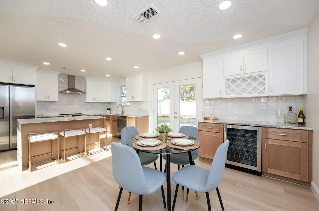 Photo of 423 ROYAL PALMS Drive