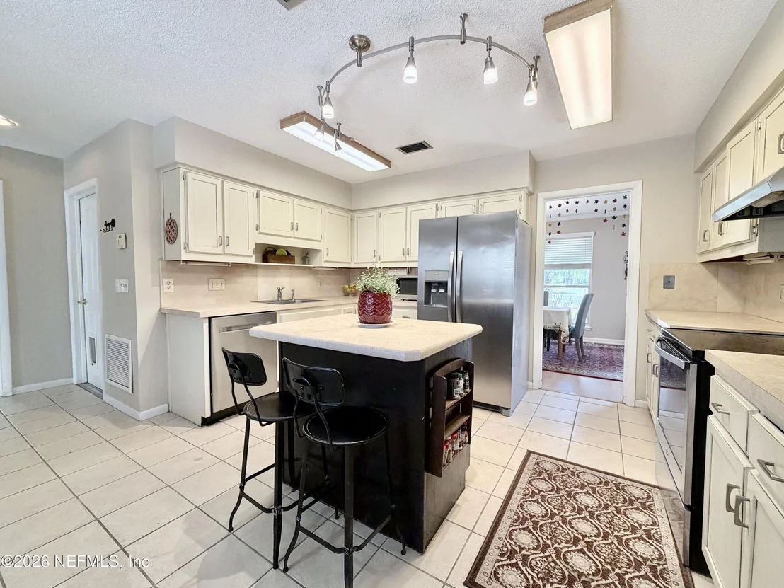 Photo of 2857 BEAUCLERC Road