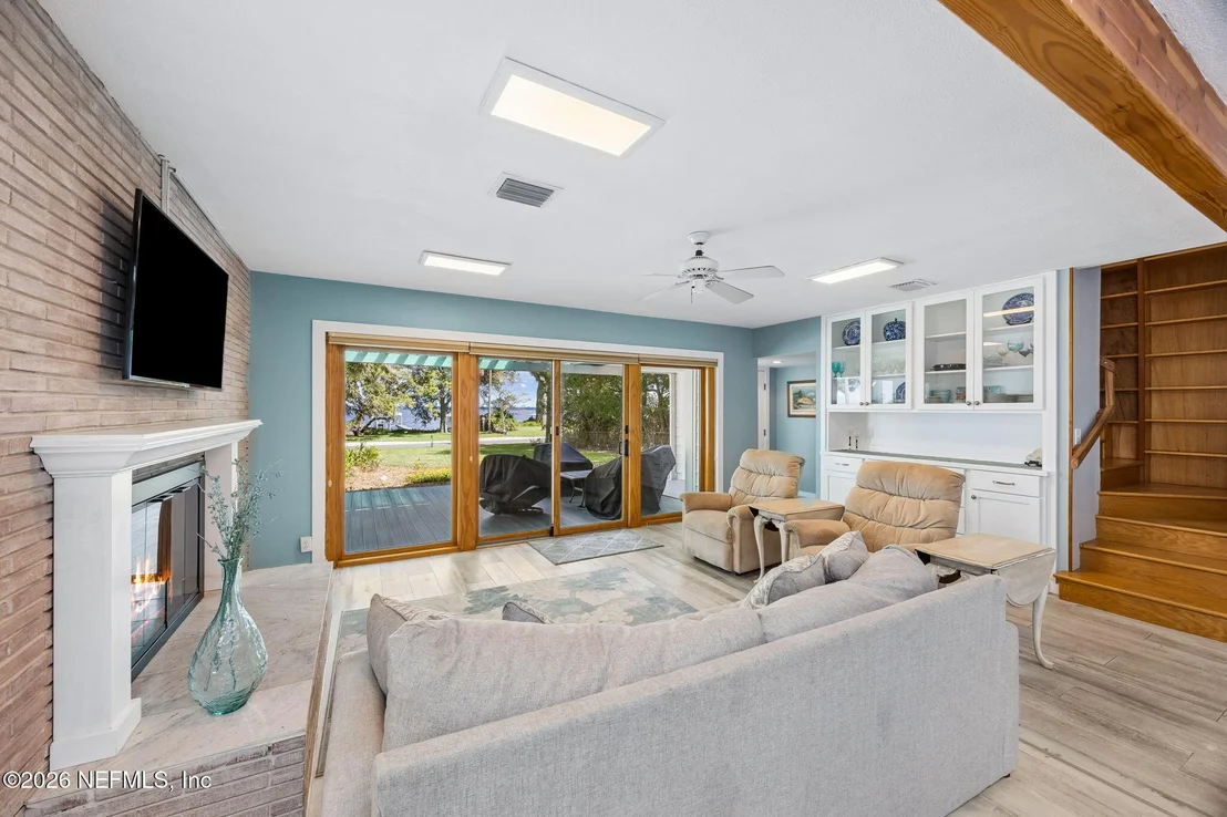 Photo of 930 RIVER Road