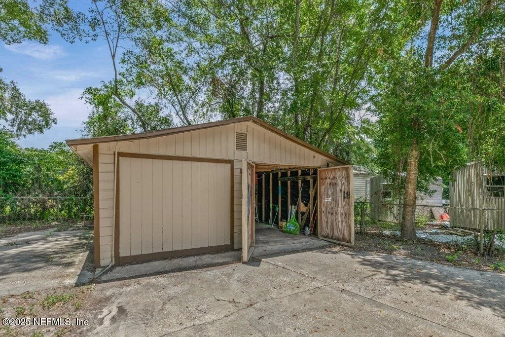 Photo of 2864 LEONID Road