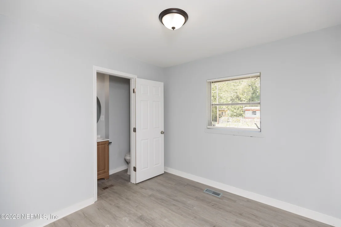 Photo of 1922 MACLEAN Road