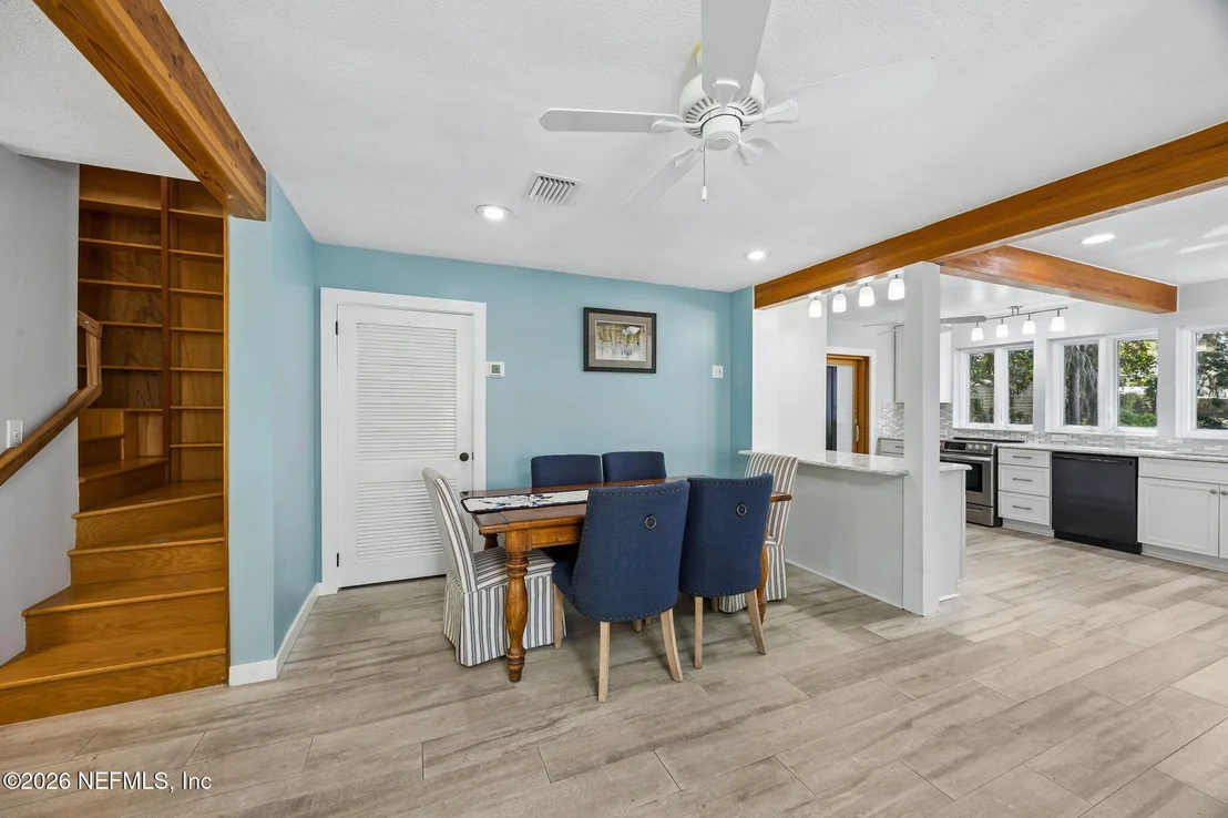 Photo of 930 RIVER Road